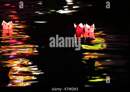 Lanternes flottant sur la rivière à Hoi An, au Vietnam, au cours de la pleine lune Banque D'Images