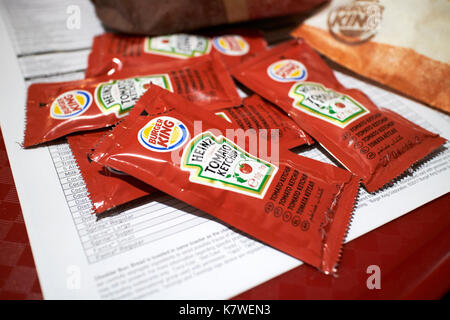 Sachets de sauce tomate avec des portions d'un repas Burger king Banque D'Images