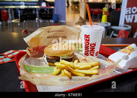 Burger king repas sur un plateau dans un restaurant dans un aéroport régional dans le Royaume-Uni à la nuit Banque D'Images