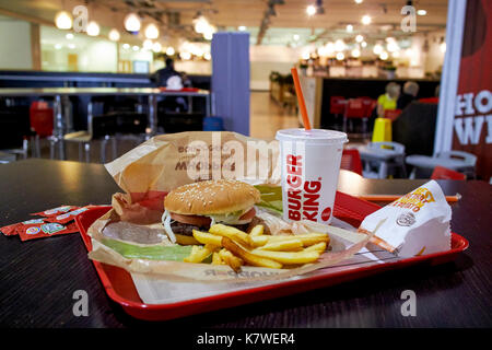 Burger king repas sur un plateau dans un restaurant dans un aéroport régional dans le Royaume-Uni à la nuit l'attente sur un vol retardé Banque D'Images