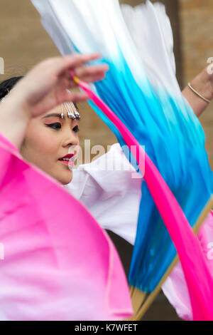 Chinese girl performing traditional dance Banque D'Images