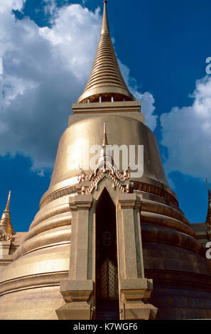 Phra Sri Rattana Chedi,Temple du Bouddha d'Émeraude, Grand Palace, Bangkok, Thaïlande Banque D'Images