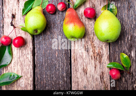 Poire et petite pomme sur fond rustique en bois. vue d'en haut.. chasse d'automne. copy space Banque D'Images