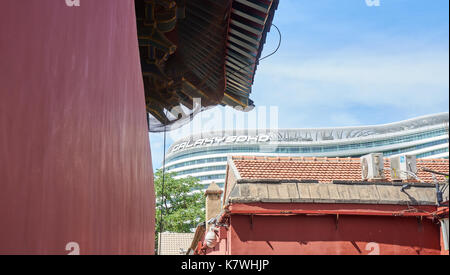 Contraste entre l'ancienne et moderne du temple Zhihua renforcement de Soho à Beijing, en Chine, où montré de grands changements et le développement rapide de la société chinoise Banque D'Images