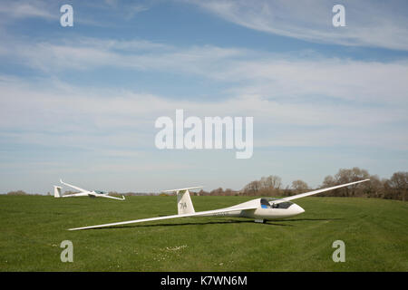 Deux planeurs dans un champ. Storrington, West Sussex, Royaume-Uni Banque D'Images