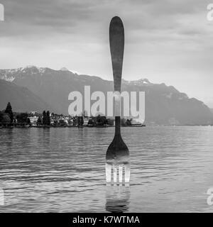 Vevey, Suisse - 25 mai 2016 : fourche en acier géant dans l'eau du lac de Genève par temps nuageux, Vevey, Suisse. la photographie noir et blanc. Banque D'Images