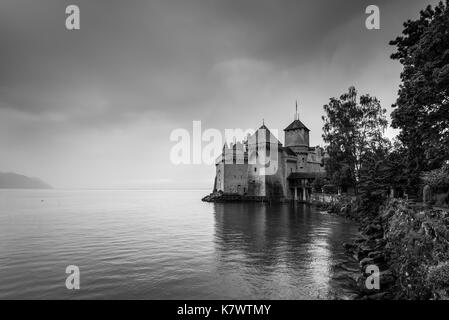 Montreux, Suisse - 25 mai 2016 : avis du célèbre château de Chillon au bord du lac de Genève par temps nuageux, l'un des principales attracti Banque D'Images