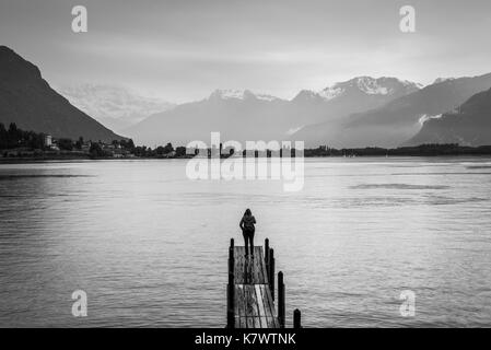 Montreux, Suisse - 25 mai 2016 : Voyage femme debout sur le pont de bois sur l'arrière-plan de la lac suisse à Montreux en temps de pluie noire. Banque D'Images