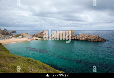 Costa Cantabria, la quebrada, formations rocheuses autour de plage Playa de la arnia Banque D'Images