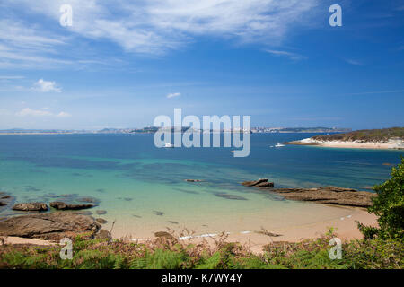 Baie de Santander, vue de la plage Playa de loredo à travers le bey vers Santander Banque D'Images