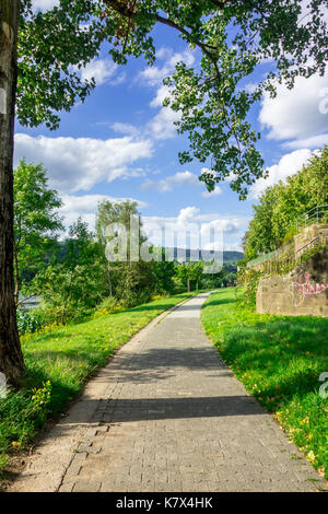 TRIER, ALLEMAGNE - 4ème Aug 17 : sentier local qui s'étend le long de la Moselle, un affluent du Rhin. Banque D'Images