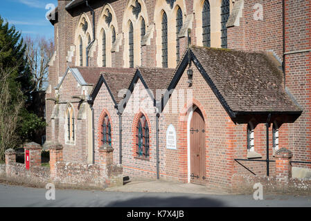 Église avec Red Postbox dans mur, West Sussex, Angleterre Banque D'Images