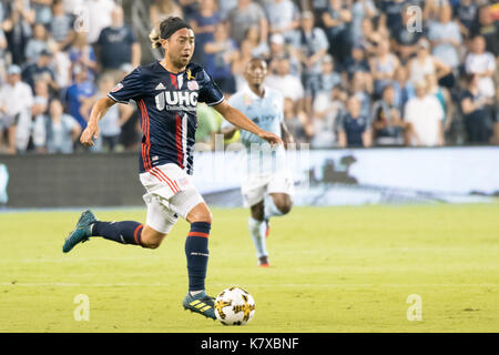 Lee Nguyen, New England Revolution soccer player est à la merci d'enfants Park Banque D'Images