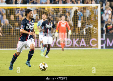 Lee Nguyen, New England Revolution soccer player est à la merci d'enfants Park Banque D'Images