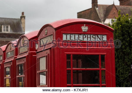 Des cabines téléphoniques rouges dans une rue de Cambridge en Angleterre Banque D'Images