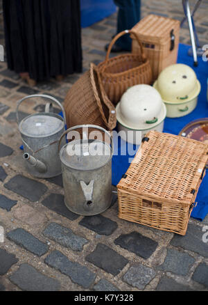 Arrosoirs et des paniers en osier Banque D'Images