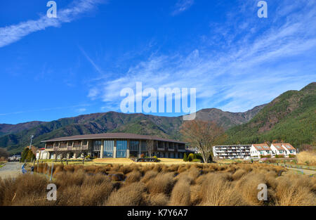Yamanashi, Japon - Dec 4, 2016. vue de kawaguchiko township à la journée ensoleillée à Yamanashi, au Japon. yamanashi est enclavé, doté d''un terrain fertile de centra Banque D'Images