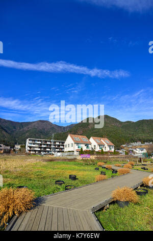 Yamanashi, Japon - Dec 4, 2016. vue de kawaguchiko ville à la journée ensoleillée à Yamanashi, au Japon. Le paysage naturel et les sites culturels de Yamanashi ar Banque D'Images