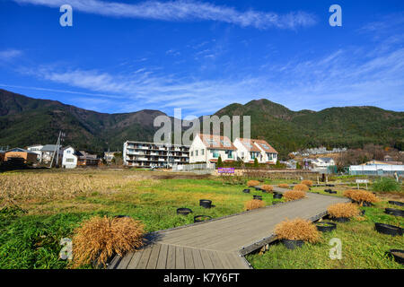 Yamanashi, Japon - Dec 4, 2016. vue de kawaguchiko ville à la journée ensoleillée à Yamanashi, au Japon. Le paysage naturel et les sites culturels de Yamanashi ar Banque D'Images
