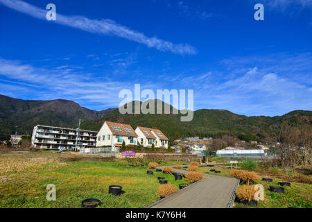 Yamanashi, Japon - Dec 4, 2016. vue de kawaguchiko ville à la journée ensoleillée à Yamanashi, au Japon. Le paysage naturel et les sites culturels de Yamanashi ar Banque D'Images