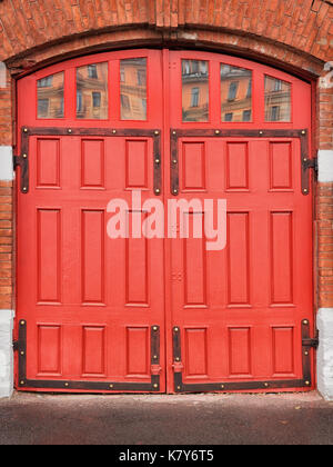 Portes en bois rouge de vintage fire station. sur mur de brique rouge Banque D'Images