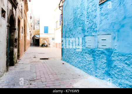 Marocain bleu dans les ruelles de la ville de Mogador. Essaouira, Marrakech-Safi. Maroc Banque D'Images