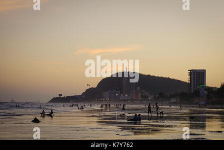 Vung Tau, Vietnam - nov 12, 2016. personnes jouant sur la plage avec un fond de montagne à Vung Tau, Vietnam, Vung Tau est une ville portuaire sur une péninsule à Banque D'Images