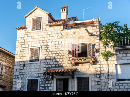 Bâtiments anciens dans les rues de trogir en Croatie. Banque D'Images