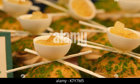 Gâteau aux carottes boules sur table de cuisine avec massepain. Beaucoup de gâteaux sont faits à la main de la chef pâtissier créatif. délicieux gâteaux magnifique Banque D'Images