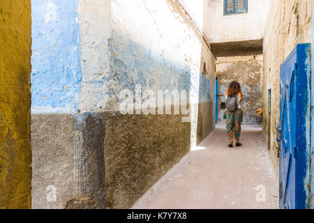 Marocain bleu dans les ruelles de la ville de Mogador. Essaouira, Marrakech-Safi. Maroc Banque D'Images