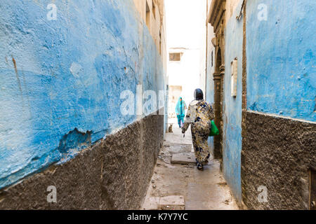 Marocain bleu dans les ruelles de la ville de Mogador. Essaouira, Marrakech-Safi. Maroc Banque D'Images