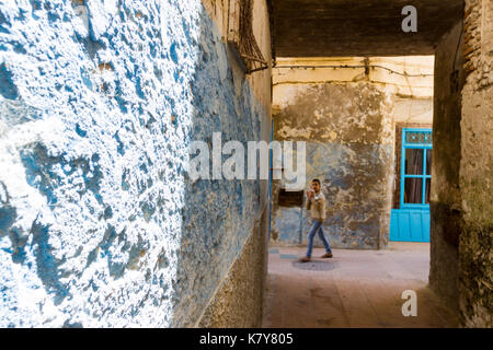 Marocain bleu dans les ruelles de la ville de Mogador. Essaouira, Marrakech-Safi. Maroc Banque D'Images