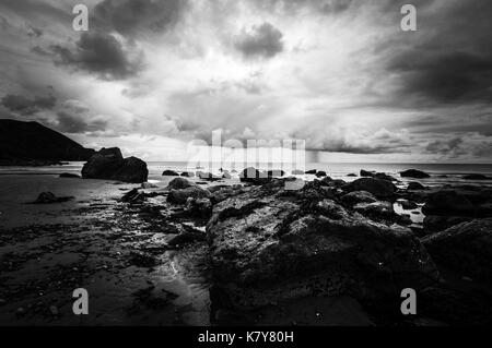 Tempête au large de la plage de porth ysgo Banque D'Images