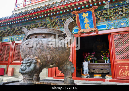 Prière bouddhiste offre de l'encens à Bouddha dans temple Zhihua à Beijing, Chine. Il est construit en Ming Dynasty Banque D'Images