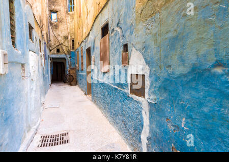 Marocain bleu dans les ruelles de la ville de Mogador. Essaouira, Marrakech-Safi. Maroc Banque D'Images