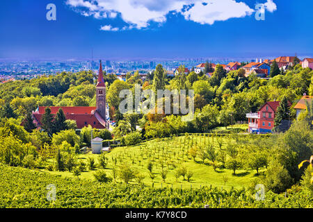 Église et vignoble sur colline verte au-dessus de la capitale croate, Zagreb, Croatie diana panzio Banque D'Images