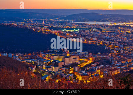 Vue aérienne soir de Trieste, capitale de la région du Frioul-Vénétie julienne en italie Banque D'Images