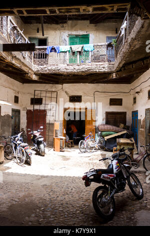 Lovelorn courtyard dans un riad typique. Marrakech, Marrakech-Safi. Maroc Banque D'Images