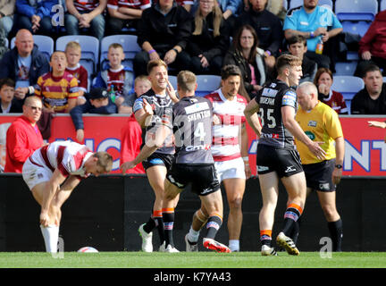 Castleford tigers greg eden célèbre son ouverture d'essayer pendant le super 8s match à la DW Stadium, Wigan. Banque D'Images