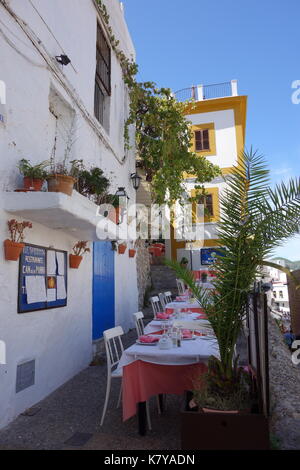 La vieille ville d'ibiza et de la rue Blanche avec restaurant typique tourist couple à la table, l'Espagne, le 12 septembre 2017 Banque D'Images