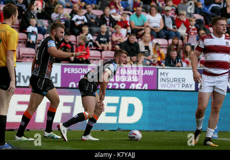 Castleford tigers greg minikin et Mike mcmeeken célébrer un essai pendant le super 8s match à la DW Stadium, Wigan. Banque D'Images