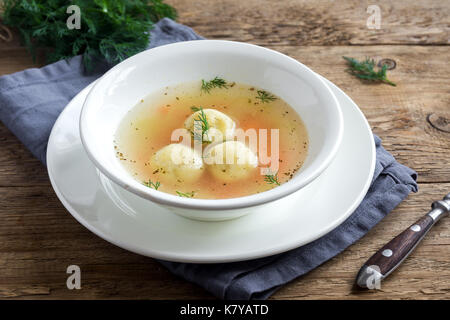 Boule matzoh. soupe cuisine traditionnelle juive, de matzo ball soupe avec des légumes. Banque D'Images