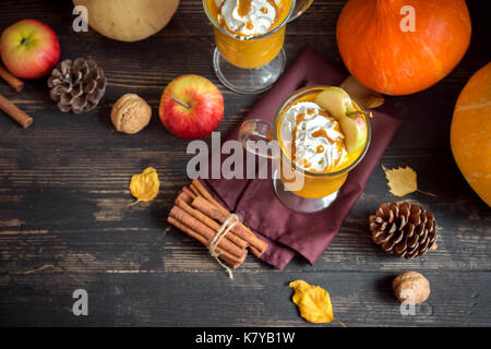 Flotteurs de cidre avec sauce au caramel et épices pour tarte à la citrouille faits maison. L'automne flotte avec cidre de pomme automne spécial ingrédients pour Thanksgiving. Banque D'Images