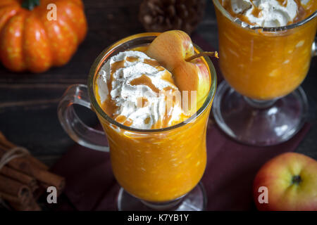 Flotteurs de cidre avec sauce au caramel et épices pour tarte à la citrouille faits maison. apple cider flotte avec l'automne spécial ingrédients pour Thanksgiving. Banque D'Images