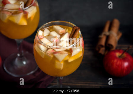 Sangria maison (pomme, punch, vin de fruit) pour l'automne et d'hiver - Noël fête de Thanksgiving, boissons. Banque D'Images