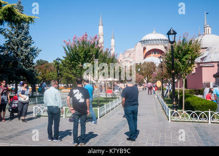 Istanbul Turquie Scène de rue à côté de Sainte Sophie dans le quartier de Sultanahmet Banque D'Images