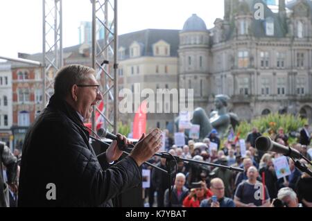 La secrétaire générale d'UNITE Len McCluskey s'est exprimé lors d'un rassemblement à Victoria Square, Birmingham, appelant le directeur général par intérim du conseil municipal de Birmingham à dégager son bureau sur la gestion par l'autorité de son différend avec les travailleurs de la bin. Banque D'Images