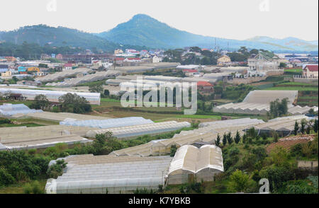 Dalat, Vietnam - Sep 21, 2015. De nombreuses maisons et des plantations à campagne dans dalat, Vietnam. da lat est situé à 1 500 m au-dessus du niveau de la mer sur la langbian Banque D'Images