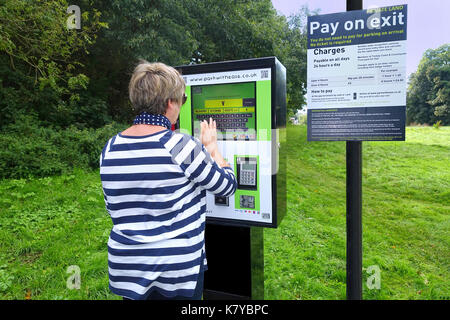 Femme en utilisant les dernières grand écran tactile parking ticket machine - torquay Banque D'Images