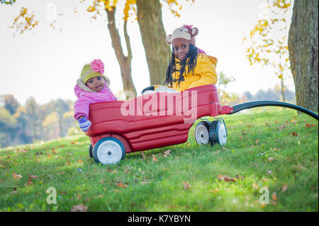 Les enfants assis dans wagon entouré de paysages d'automne Banque D'Images